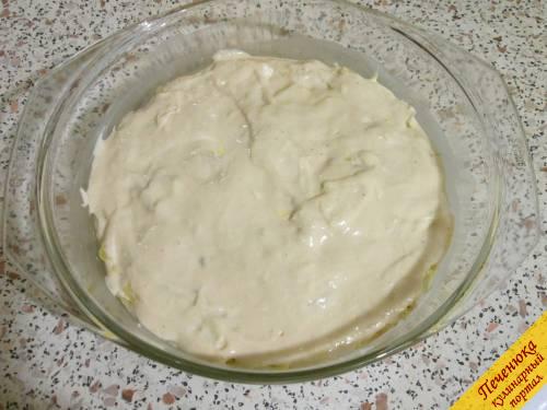 11) Залить сверху оставшееся жидкое тесто для пирога. Поставить форму в заранее разогретую до 180 °C духовку.