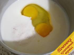 4) В кефир разбить яйца, добавить сметану со специями (или майонез).