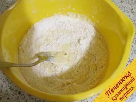 7) Замесить ложкой жидкое тесто для пирога, добиваясь максимальной однородности.