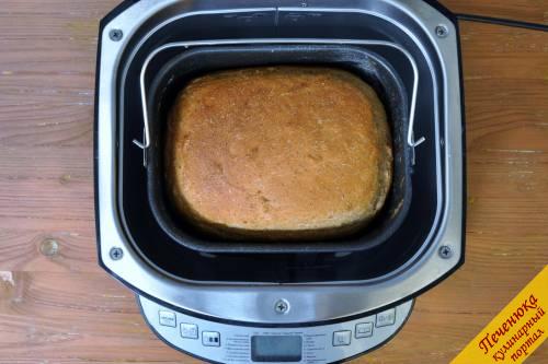 6) Когда хлеб готов, вынуть его из формы. Полностью готовым бородинский хлеб считается часов через 6-12.