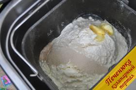 1) Приготовим тесто. Для этого высыпаем все составляющие в хлебопечь, начиная с жидкостей и заканчивая дрожжами, которые высыпаем на муку. Если готовим тесто рукотворно, то яйцо взбить с солью, сахаром и водой. Масло немного растопить. Муку смешать с дрожжами и сухим молоком. Дрожжи используем те, которые кладут сразу в муку. Муку частями всыпаем к яичной смеси и перемешиваем, добавляем масло и замешиваем мягкое тесто. Накрываем его салфеткой и оставляем на 45 минут, потом его обомнём и оставим ещё на 45 минут и после второго подъёма будем раскатывать.