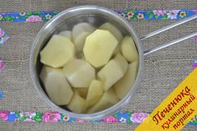 3) Почистим картофель и поставим варить.