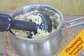 5) Воду с отваренного картофеля слить и с помощью насадки для пюре разбить картофель. Добавить сливочное масло и подогретое молоко. Ни в коем случае не используйте простую насадку погружного блендера, чтобы не получить неприятную клейкую массу вместо пюре.