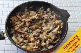 2) В отдельной сковороде жарим мелко нарезанный лук и и грибы. Когда грибы уменьшатся в объёме почти в 2 раза, снимем сковороду с огня.