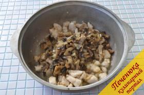 3) Выложить грибы с луком в сотейник к курице. Добавить соль и перец по вкусу. Выложить нарезанный корень петрушки.