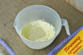 12) Для обмазки под сахарную мастику взбиваем масло со сгущённым молоком и этим кремом покрываем торт, выравнивая все неровности. Ставим в холод для застывания.