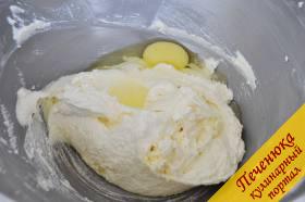 3) Продолжая взбивать, добавлять в тесто по одному яйцу. После того как смесь станет однородной, добавлять следующее яйцо и так далее, пока все яйца не будут вбиты.