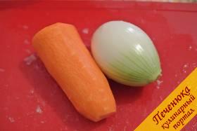 3) Очистить морковь и лук, положить в кастрюлю. На луке можно оставить слой коричневой шелухи, для придания цвета. В моем случае очищенный полностью лук.