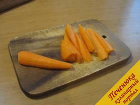 4) Пока рыба наша варится, очищаем тем временем морковь, с помощью овощечистки, промываем ее и нарезаем большими продольными полосками. Отправляем морковку в бульон.