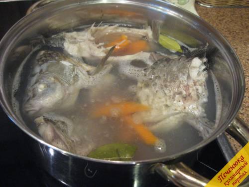 7) Очищенный и нарезанный репчатый лук бросаем в кипящую воду к рыбе и добавляем  туда же лавровый лист, соль и перец по вкусу.