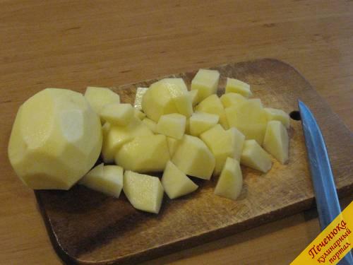 8) Нарезаем кубиками очищенный картофель и отправляем в кастрюлю. Варить уху нужно при слабом огне. Проверяем на готовность картофель с помощью вилки или ножа. Добавляем мелко нарубленную петрушку.