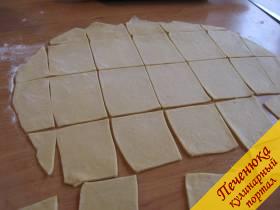5) Разрезаем готовый пласт на большие квадраты размером 10х10 см. Слегка обсыпаем тесто мукой. И оставляем его немного просохнуть.
