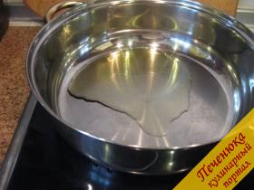 6) На сковороду наливаем  2–3 ст. ложки оливкового масла. Нагреваем его.