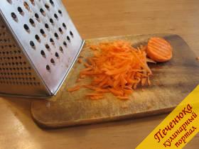 10) Морковь чистим и натираем ее на крупной терке. Как только лук и чеснок у нас стали прозрачного цвета, добавим морковь.