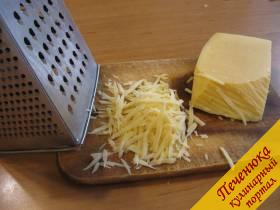 14) На крупной терке натираем твердый сыр.