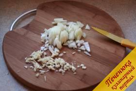 9) Готовим начинку для лазаньи с фаршем и грибами. Начала очистим репчатый лук от шелухи. И нарежем его мелкими кубиками, также очистим и измельчим чеснока 2 зубчика. 