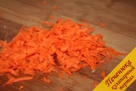 11) Морковь очистим с помощью овощечистки и натрем на терке.