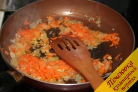 12) Отправим на сковороду к луку и морковь. Обжариваем все вместе на среднем огне, периодически помешивая содержимое.