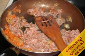 13) На сковородку добавим фарш. Смешаем его с луком и морковью деревянной лопаткой.