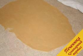 6) Раскатаем с помощью скалки тесто как можно тоньше, примерно в 3-4 мм.