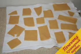 8) Разложим пласты теста на кухонном полотенце. Пусть они слегка просохнут.