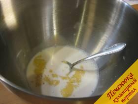 6) Вольем в растворенные дрожжи растопленное сливочное масло, взбитое яйцо и смесь с солью и сахаром. Все тщательно перемешаем ложкой.