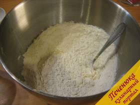 7) Теперь в просеянную заранее муку частями вливаем нашу молочную смесь и замешиваем тесто.