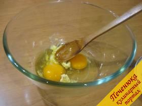 2) Затем вобьем к сливочному маслу куриные яйца и сахарный песок.