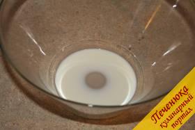 2) Затем подготовим глубокую чистую емкость для замешивания теста на баурсаки. Добавим в емкость молоко.