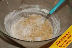 4) Просеем пшеничную муку через сито. И постепенно вводим ее в жидкие ингредиенты. Замешиваем тесто. Тесто должно получиться мягче, чем на лапшу. И не должно липнуть к рукам.