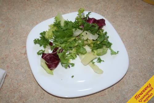 6) Теперь, когда все готово, собираем салат Цезарь. На тарелку выкладываем листья салата. Поливаем небольшим количеством соуса их. Затем порвем немного анчоусов на листья салата и разложим пару штук для красоты по краю тарелки. Крутоны также распределим по листьям салата. И сверху разложим еще небольшое количество листьев салат – подаем к столу!