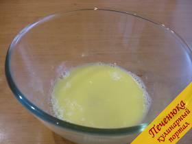 2) Тщательно все взобьем, выльем в удобную глубокую емкость. Добавляем сок половины лимона и соль.