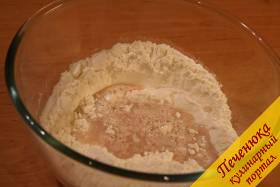 4) В середину посеянной пшеничной муки наливаем смесь дрожжей с сахаром. Начинаем постепенно ложкой замешивать тесто.   