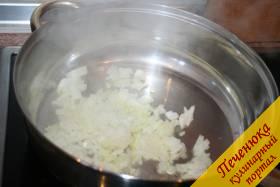 9) На сковороде растопим сливочное масло и пассеруем  на ней подготовленный репчатый лук до прозрачности.