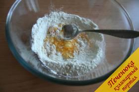 2) Добавим щепотку соли и тщательно смешаем все ложкой или вилкой, как вам будет удобнее.