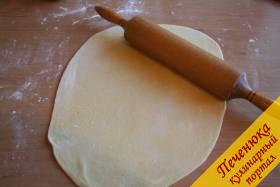 4) Раскатаем полученное тесто в очень тонкий пласт с помощью скалки, как показано на фото. Сделать это вовсе не сложно, главное — терпение. Чем тоньше будет раскатано тесто, тем вкуснее получится домашняя лапша для супа.
