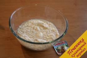 3) В глубокую стеклянную миску насыпаем предварительно просеянную пшеничную муку. В серединку горки наливаем жидкую болтушку дрожжей с сахаром. В муку добавляем ванилин.