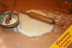6) Готовое тесто убираем в холодное место на 20 минут, чтобы масло на нем не плавилось. Смазываем руки и стол растительным маслом. Выкладываем готовое тесто. Раскатываем пласт толщиною 0,5-0,8 см. Условно делим тесто на три равные части.