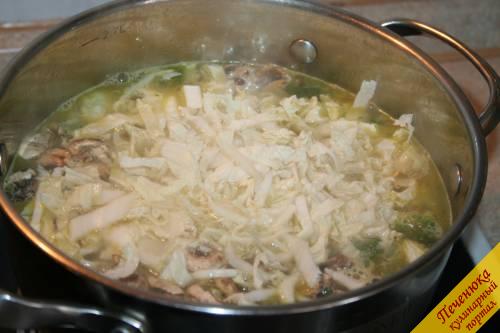 7) Примерно через 15 минут добавим в овощной суп для похудения нарезанную пекинскую капусту и пассерованные овощи. Прикрутим слегка огонь на средний уровень. И продолжаем варить суп до готовности. Добавляем по вкусу совсем немного соли и по желанию черного молотого перца.