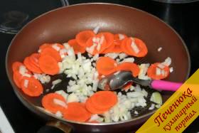 4) А теперь на сковороду нальем небольшое количество (2 ст. ложки) оливкового масла. И разогрев его, обжарим слегка (пассеруем) морковь и репчатый лук. Обычно в овощные супы я ничего не зажариваю, но так как готовим мы его не на мясном бульоне, то я себе позволила это сделать, но на оливковом масле.