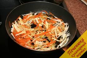 8) Соединяем морковь, репчатый лук и сельдерей и еще все вместе прогреваем на сковороде около пяти минут.