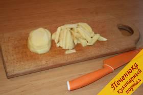 3) Картофель очищаем от кожуры. Промываем под проточной холодной водой и нарезаем соломкой.