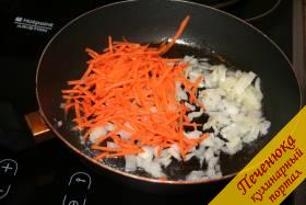 6) На сковородку с разогретым сливочным маслом добавляем 2-3 столовые ложки растительного масла. Выкладываем на сковороду с маслом нарезанный репчатый лук и морковь.