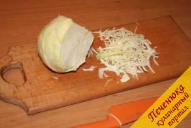 9) В кипящий бульон с картофелем закладываем нарезанную тонкой соломкой свежую капусту. Варим капусту еще 7 минут.