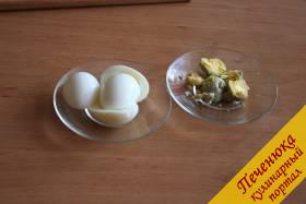11) Отвариваем куриные яйца до состояния «вкрутую». Отделяем желтки от белков.