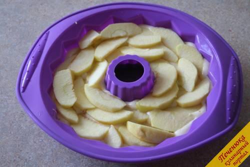 9) Затем равномерно распределим ломтики яблок по тесту.