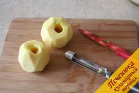 6) Теперь промоем под холодной проточной водой яблоки. Удаляем с помощью специального ножа сердцевину и срезаем шкурку.