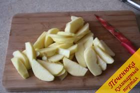 7) Нарезаем яблоки нетолстыми ломтиками, как показано на фотографии. отправляем их в емкость и сбрызгиваем лимонным соком.