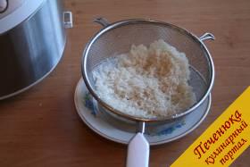 7) Подготовим рис. Промываем его  несколько раз, часто меняя  воду. Делаем это до тех пор, пока вода не станет прозрачной.