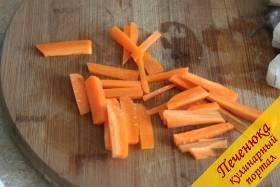 4) Морковь очистим от шкурки с помощью овощечистки и нарежем соломкой. Так же поступим и с корнем петрушки. Именно этот ингредиент придает особый аромат блюду. Поэтому не забывайте его добавлять в супы, как можно чаще. 
